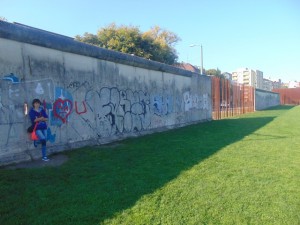 Przy fragm. Muru Berlińskiego